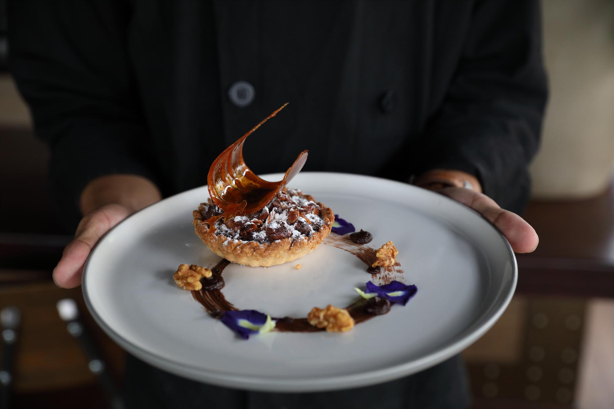 Szef kuchni wykańcza talerz dessert