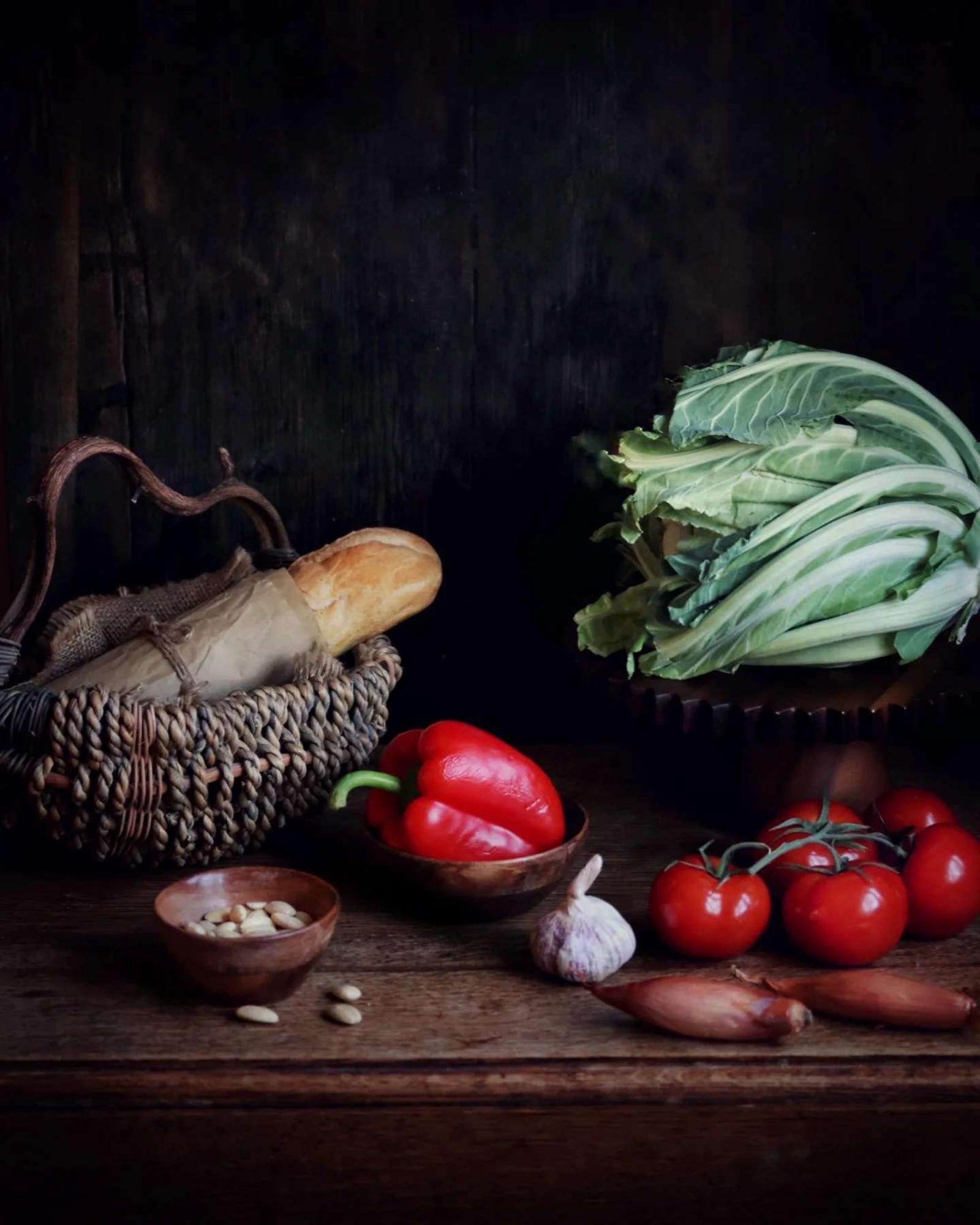 Bliska fotografia naturalnych produktów na stole